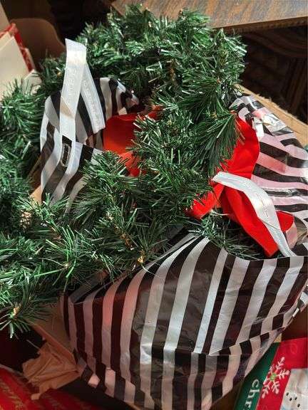 ASSORTMENT OF CHRISTMAS ITEMS: BAGS, WEEATH, ORNAMENTS, SIGNS AND MORE