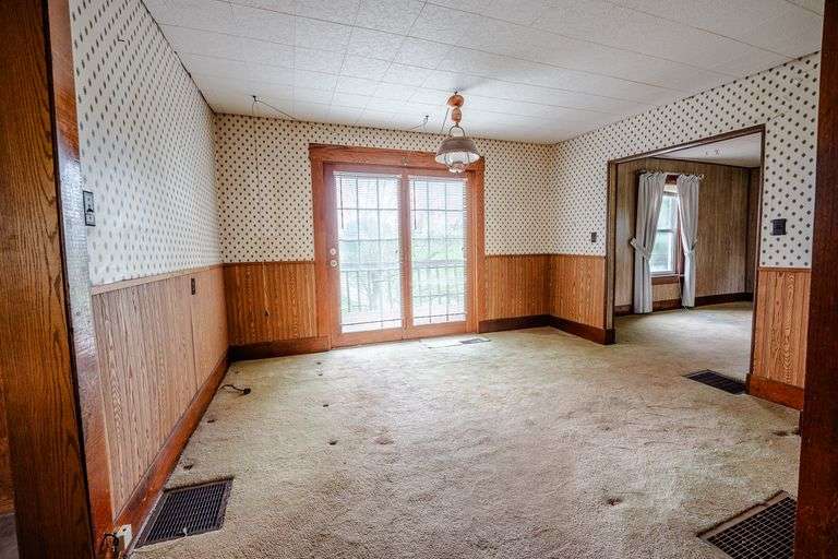Home & Outbuildings, 5 Acres, 419 ft frontage