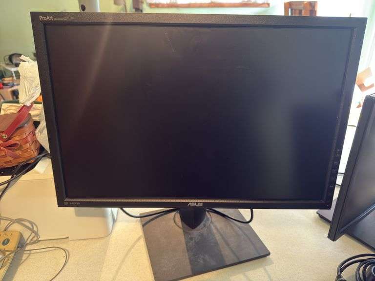 VARIETY OF COMPUTER MONITORS