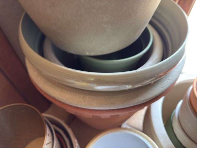 LARGE VARIETY OF FLOWER POTS
