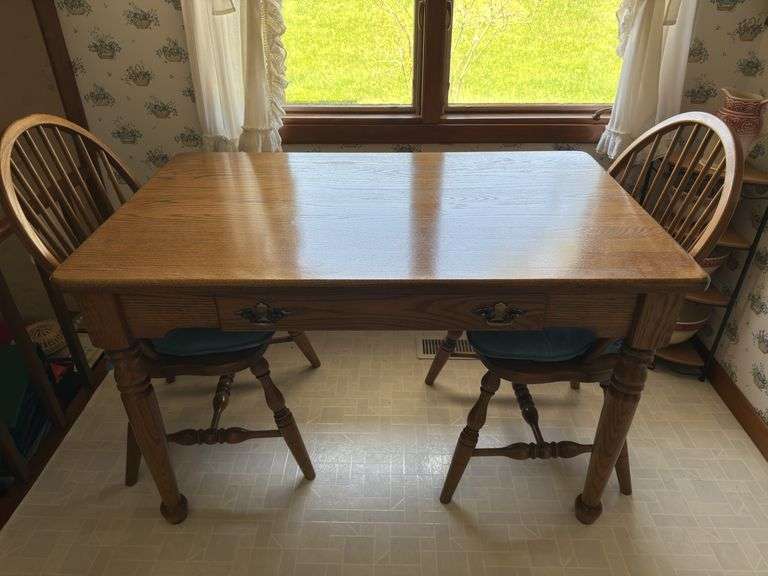 SOLID OAK KITCHEN TABLE WITH 2 MATCHING CHAIRS