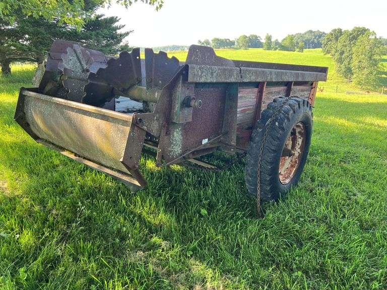 New Idea 217 PTO manure spreader