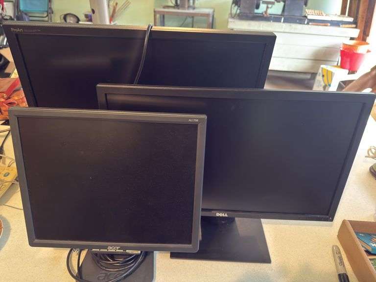 VARIETY OF COMPUTER MONITORS