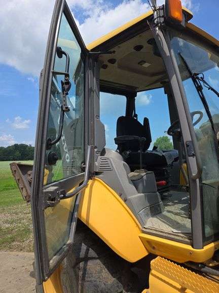 Volvo BL60 Backhoe Loader with extend-hoe