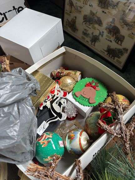 LARGE LOT OF CHRISTMAS HOLIDAY DECOR