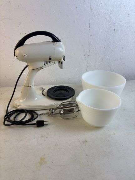 Vintage Electric Hamilton Beach Pyrex Mixer w/Bowls