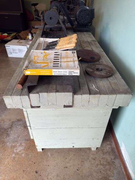 HOMEMADE WORKING LATHE WITH WOOD TURNING CHISEL SET (PALLET MAKES WORK TABLE THAT GOES OVER CENTER R