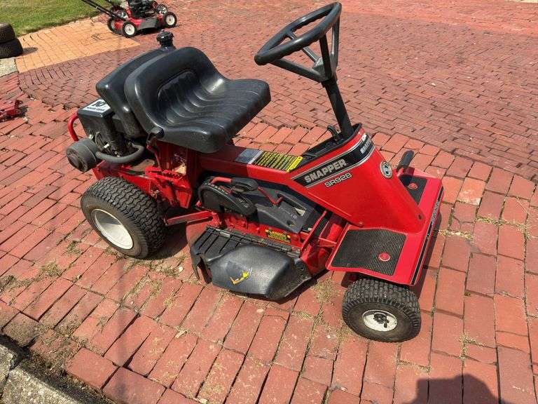 SNAPPER SR928 28” RIDING MOWER (10 HP BRIGGS & STRATTON)