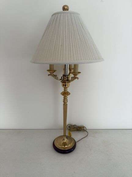 VINTAGE BRASS LAMP WIRH WOODEN BASE