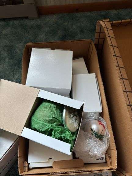LARGE LOT OF CHRISTMAS HOLIDAY DECOR