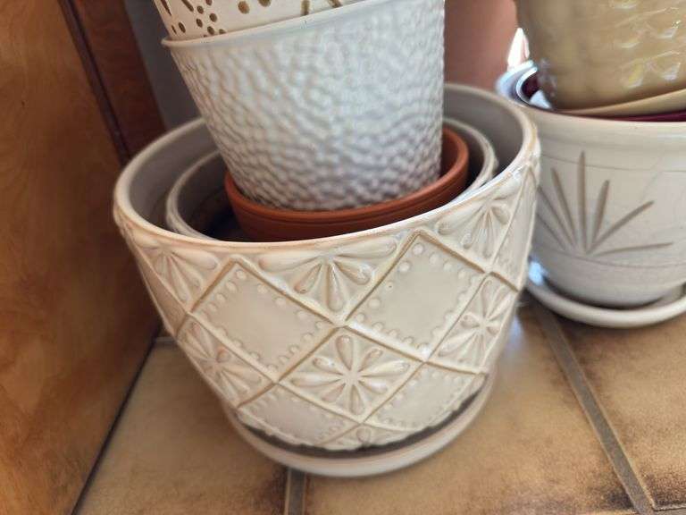 LARGE VARIETY OF FLOWER POTS
