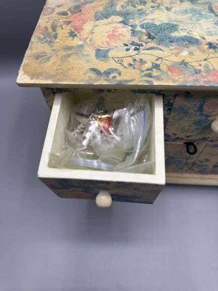 VINTAGE FLORAL JEWELRY BOX WITH CONTENTS OF JEWELRY AND WATCHES INCL. SEIKO, CITIZEN, FOSSIL, PRECIS