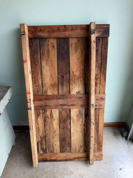 HOMEMADE WORKING LATHE WITH WOOD TURNING CHISEL SET (PALLET MAKES WORK TABLE THAT GOES OVER CENTER R