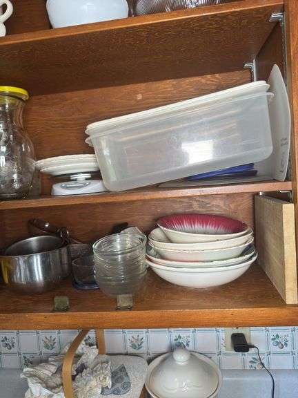 CONTENTS OF CABINET VINTAGE FLOUR SIFTER, SERVING BOWLS, MEASURING CUPS, FOOD SCALES