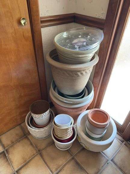 LARGE VARIETY OF FLOWER POTS