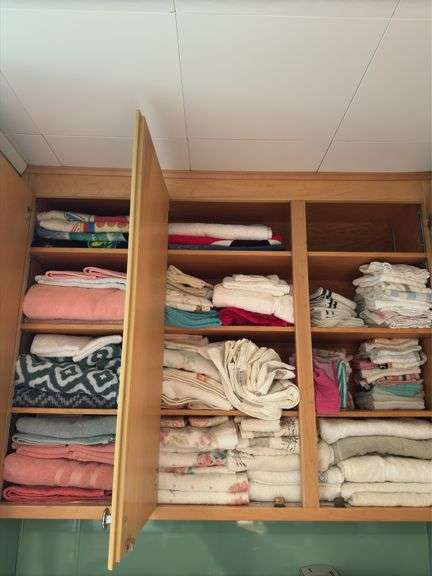 CONTENTS OF CABINET, TOWELS, WASHCLOTHS