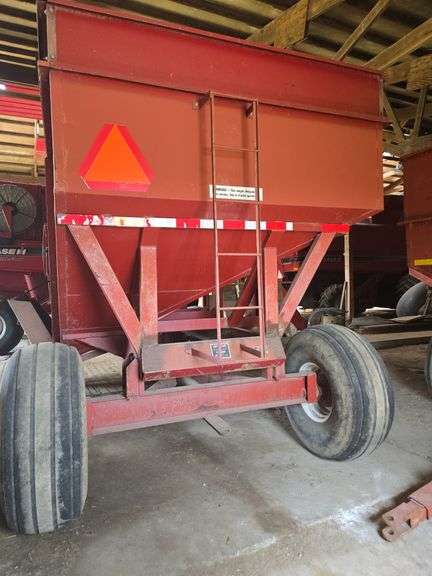 M & W 300B Little Red Wagon grain cart