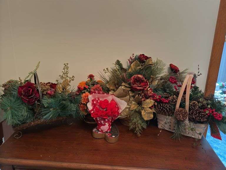 DECORATIVE FLORAL ARRANGEMENT BASKETS