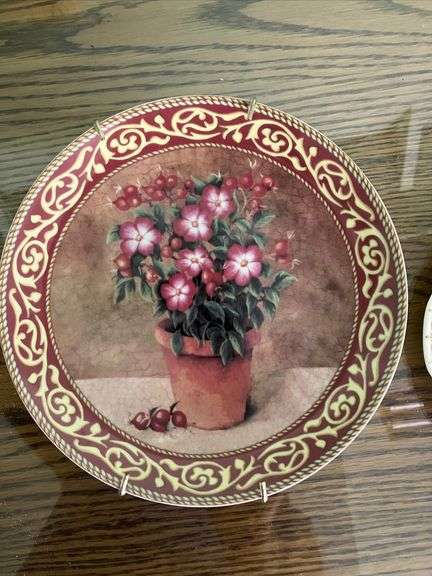 VARIETY OF SMALL BASKETS, PLATES AND DECOR