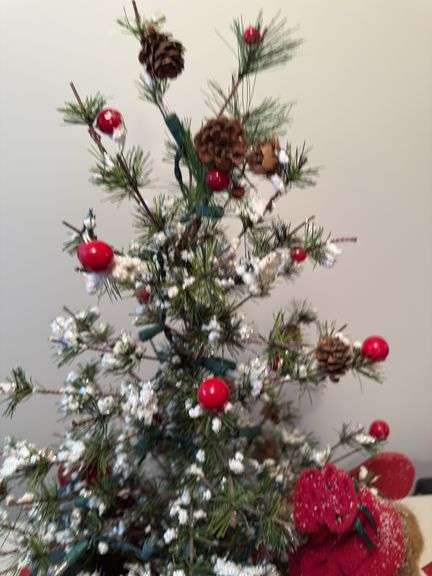 HARRIET RED SLEIGH CHRISTMAS BEAR A D PRE-LIT TREE
