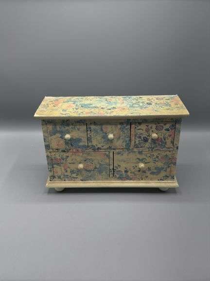VINTAGE FLORAL JEWELRY BOX WITH CONTENTS OF JEWELRY AND WATCHES INCL. SEIKO, CITIZEN, FOSSIL, PRECIS
