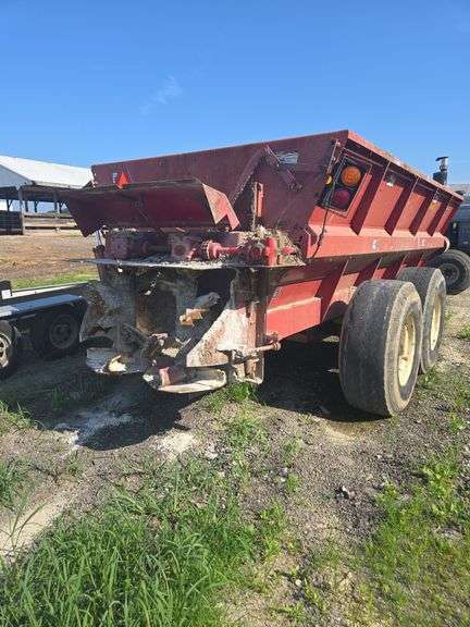 Meyer V-Force 7500 manure spreader