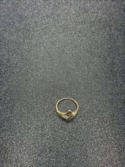 10K GOLD RING WITH DIAMONDS APPROX. 2.5 GRAMS