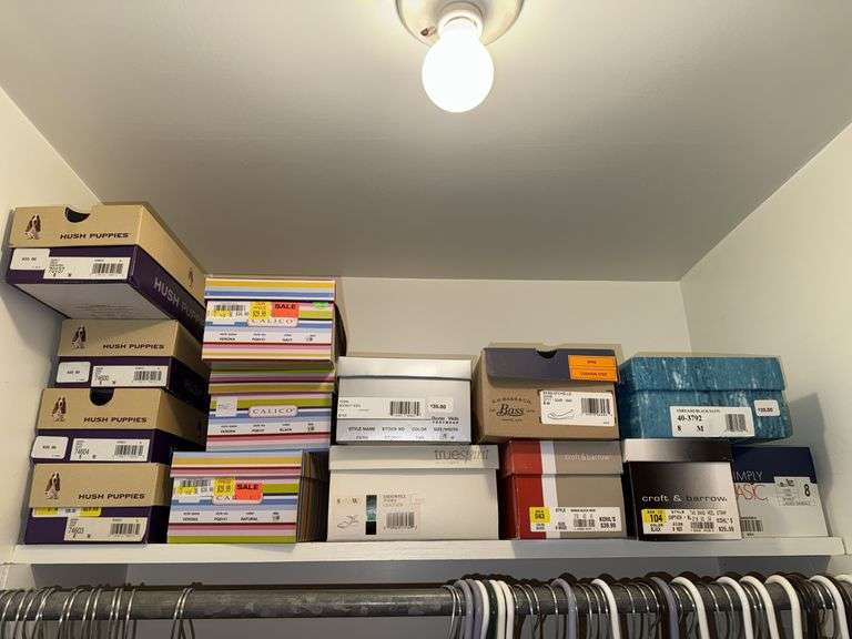 CONTENTS OF SHELVING: SHOES NEW IN BOXES