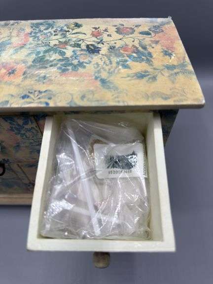 VINTAGE FLORAL JEWELRY BOX WITH CONTENTS OF JEWELRY AND WATCHES INCL. SEIKO, CITIZEN, FOSSIL, PRECIS