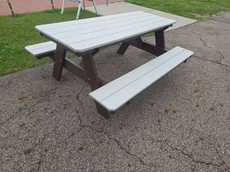 Poly picnic table- 72"x59"
