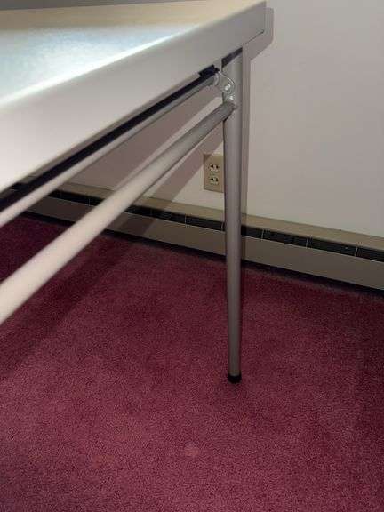 CARD TABLE *LIKE NEW*