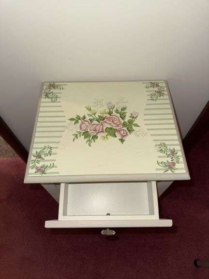 SMALL VINTAGE WOODEN ACCENT TABLE