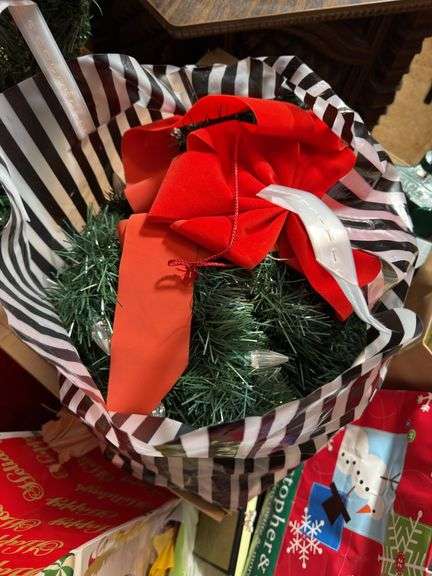 ASSORTMENT OF CHRISTMAS ITEMS: BAGS, WEEATH, ORNAMENTS, SIGNS AND MORE