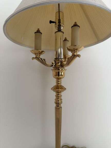 VINTAGE BRASS LAMP WIRH WOODEN BASE