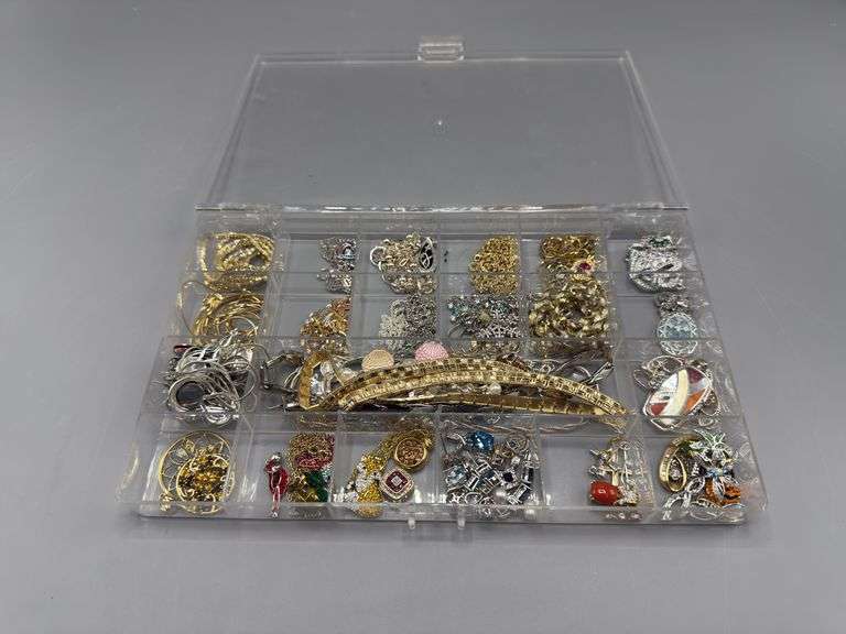 JEWELRY BOX ASSORTMENT OF EARRINGS, BRACELETS, PENDANTS WITH 14KT GOLD