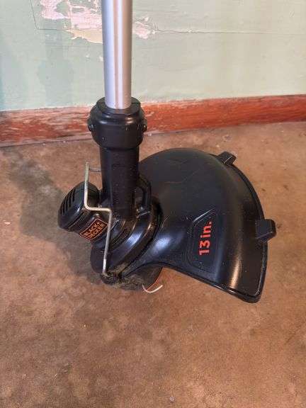 BLACK + DECKER 40V LITHIUM WEED EATER WITH CHARGER AND BATTERY