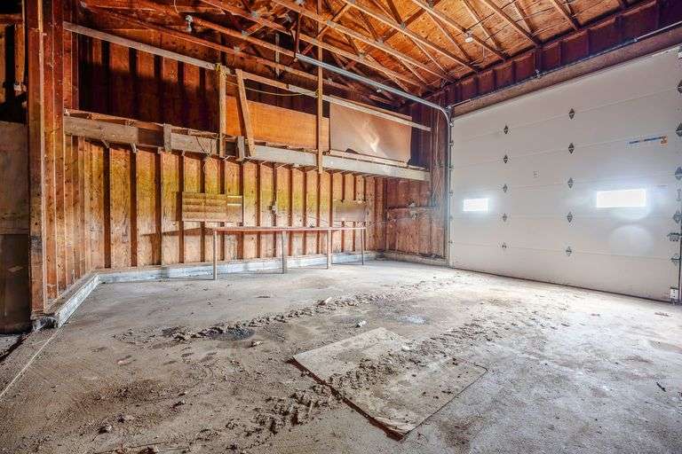 Home & Outbuildings, 5 Acres, 419 ft frontage