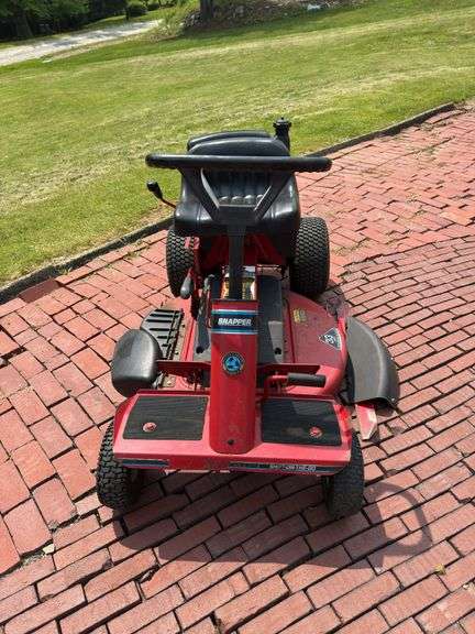 SNAPPER SR1333 33” RIDING MOWER WITH MULCHING KIT (13 HP BRIGGS & STRATTON)