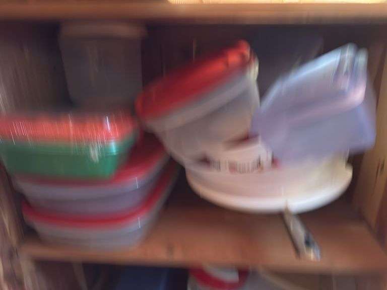 ASSORTMENT OF FOOD STORAGE CONTAINERS AND TRAYS