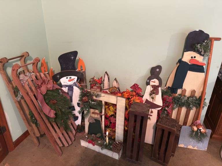 ASSORTMENT OF CHRISTMAS DECORATIONS