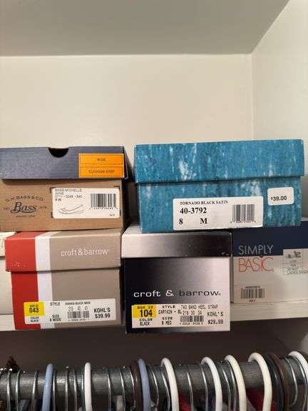 CONTENTS OF SHELVING: SHOES NEW IN BOXES