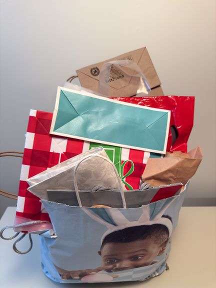 VARIETY OF BASKETS AND SHOPPING AND GIFT BAGS