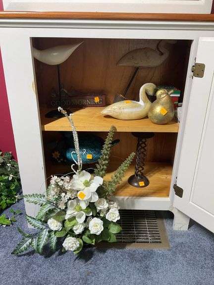 Assortment of Decor.