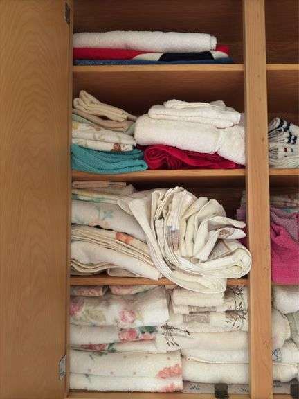 CONTENTS OF CABINET, TOWELS, WASHCLOTHS