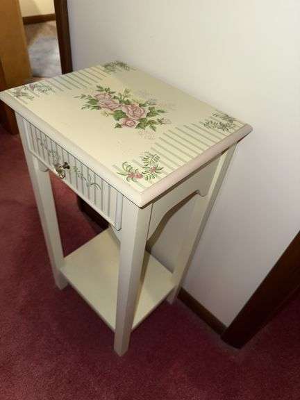 SMALL VINTAGE WOODEN ACCENT TABLE