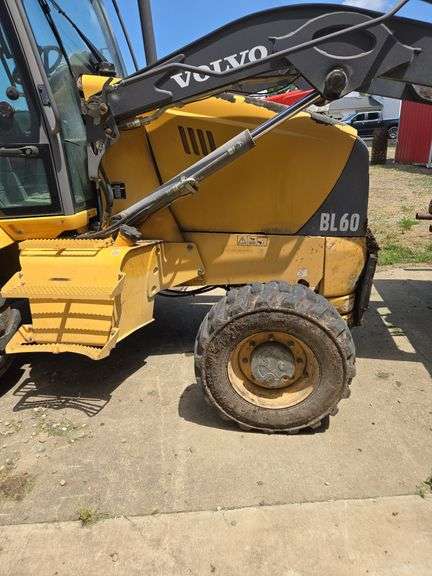 Volvo BL60 Backhoe Loader with extend-hoe