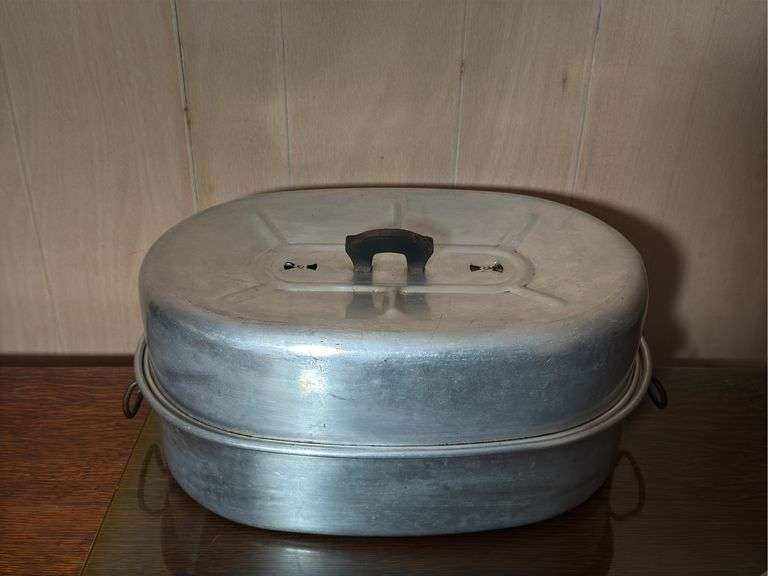 PRISCILLA WARE ALUMINUM COVERED ROASTER, PYREX 9 x 13 PAN WITH BASKET, AND BAKING PANS