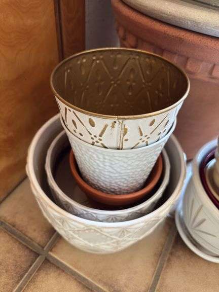 LARGE VARIETY OF FLOWER POTS