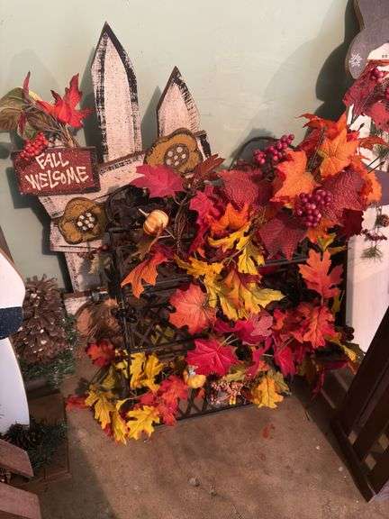 ASSORTMENT OF CHRISTMAS DECORATIONS