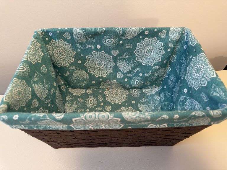 VARIETY OF BASKETS AND SHOPPING AND GIFT BAGS
